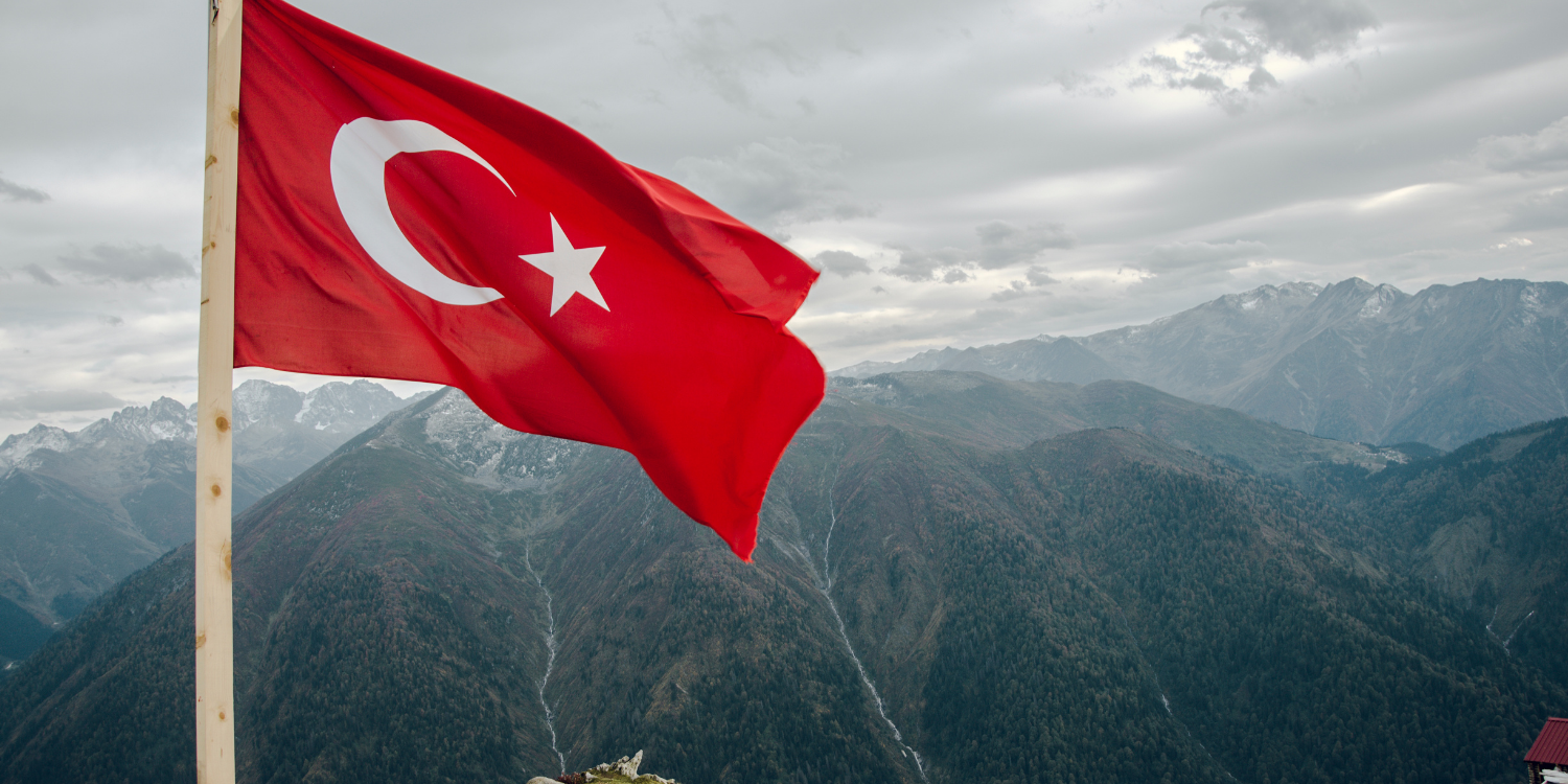 dağlarda türk bayrağı